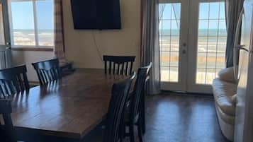 Yellow Cottage #14 - 3 Bedroom (Lake Front) | Living area