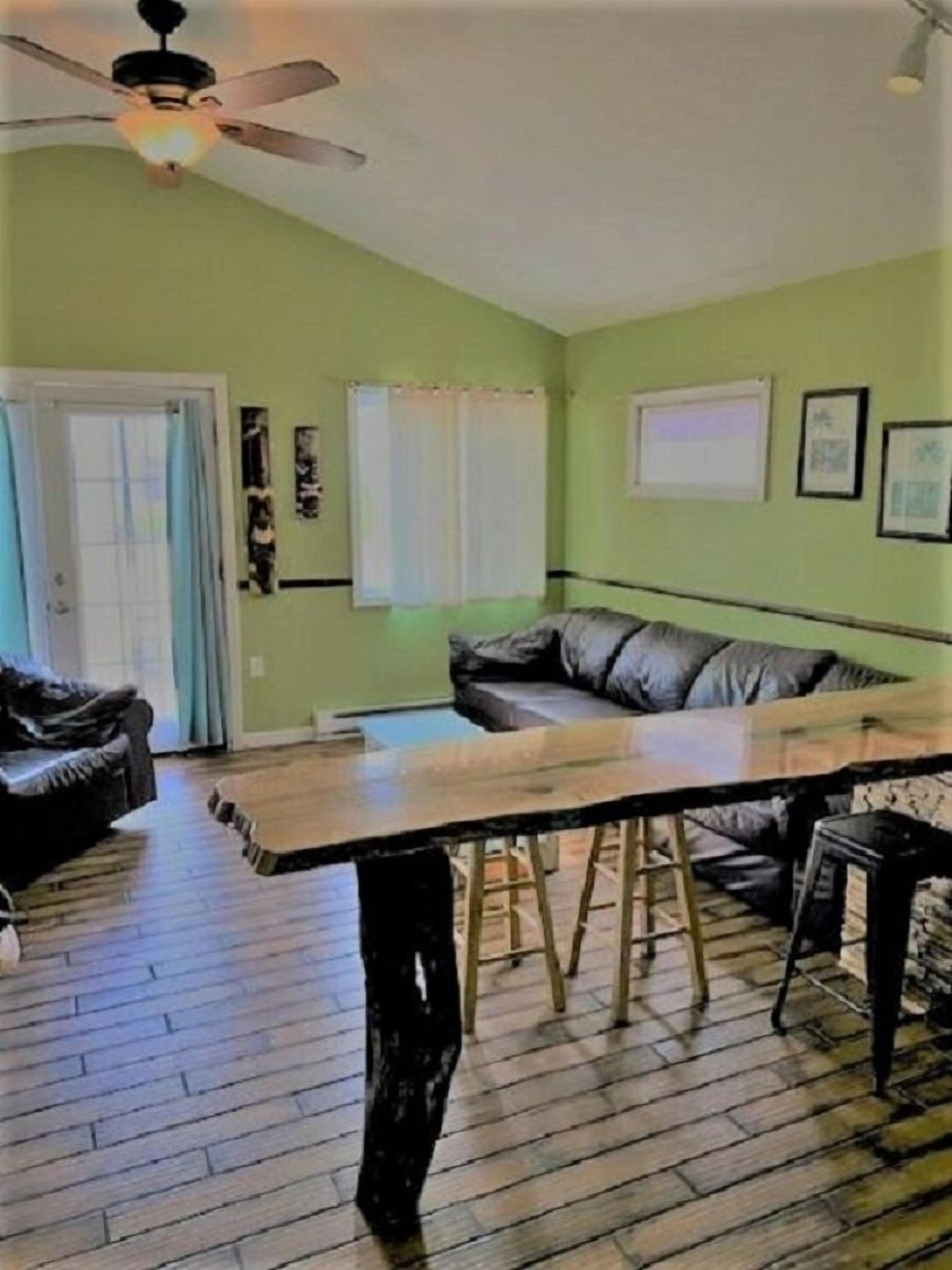 디럭스 코티지, 침실 2개 (Baby Blue) | 거실 공간 | 케이블 채널 시청이 가능한 36인치 LCD TV, TV, 넷플릭스