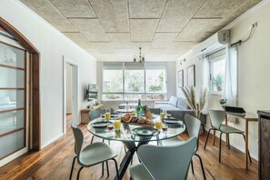 Dining - Chic & Contemporary 3BR with Modern Vibes (Tel Aviv-Yafo)