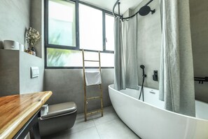 Hair dryer, towels - Chic & Contemporary 3BR with Modern Vibes (Tel Aviv-Yafo)