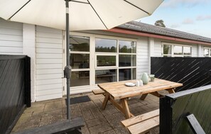 Outdoor dining - 1 bedroom pet friendly home in Humble (Humble)