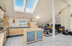 Kühlschrank, Mikrowelle, Herdplatte, Geschirrspüler