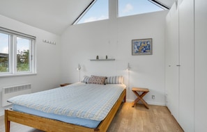 2 bedrooms, iron/ironing board, free WiFi