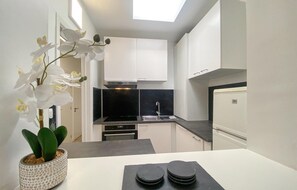 Fridge, microwave, stovetop, coffee/tea maker