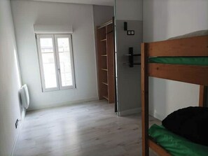 3 makuuhuonetta, työpöytä, silitysrauta/-lauta, ilmainen Wi-Fi