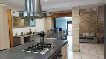 Refrigerador, microondas, horno y parrilla de estufa