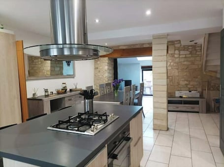 Fridge, microwave, oven, stovetop. Comfortable town house