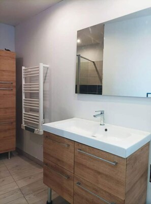 Douche, sèche-cheveux, serviettes fournies, papier toilette