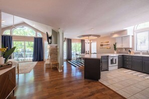 Fridge, microwave, oven, stovetop - Spacious Family Lake House In Quiet Cove | 45 (Sunrise Beach)