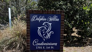 Señal de Dolphin Villas Condominiums en 1701 E. 1st St.