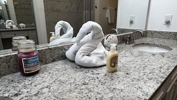 Tina con regadera, secadora de cabello, toallas, jabón