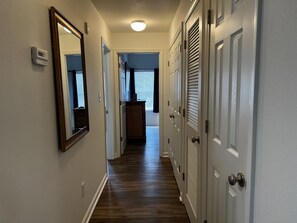 Interior - Awesome Condo in Gulf Shores! Large pool. 1 mile from the beach! 😎 (Gulf Shores)