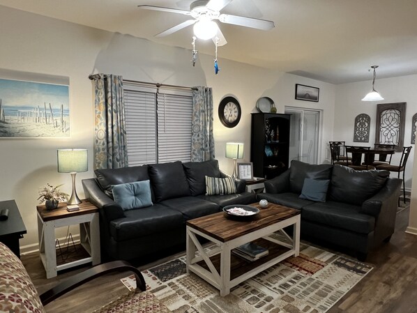 Smart TV - Awesome Condo in Gulf Shores! Large pool. 1 mile from the beach! 😎 (Gulf Shores)