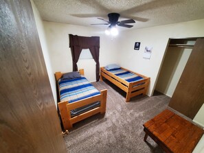 3 chambres, bureau, fer et planche Ă repasser, accĂšs au Wi-Fi (inclus)