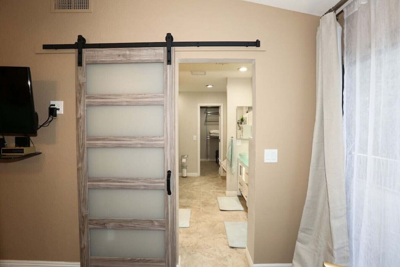 3 slaapkamers, een bureau, een strijkplank/strijkijzer, reisbedje