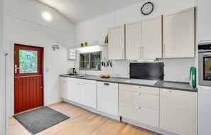 Jääkaappi, uuni, liesi, astianpesukone