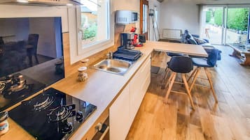 Cafetera o tetera, frigorífico, microondas y placa de cocina