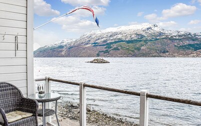 Cozy home in Vanvik with WiFi