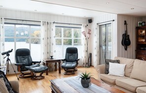 Télévision, cheminée, console de jeux vidéo