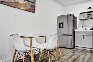 Dining - Luxury Studio near Everything - Parking - Beach (Fort Lauderdale)