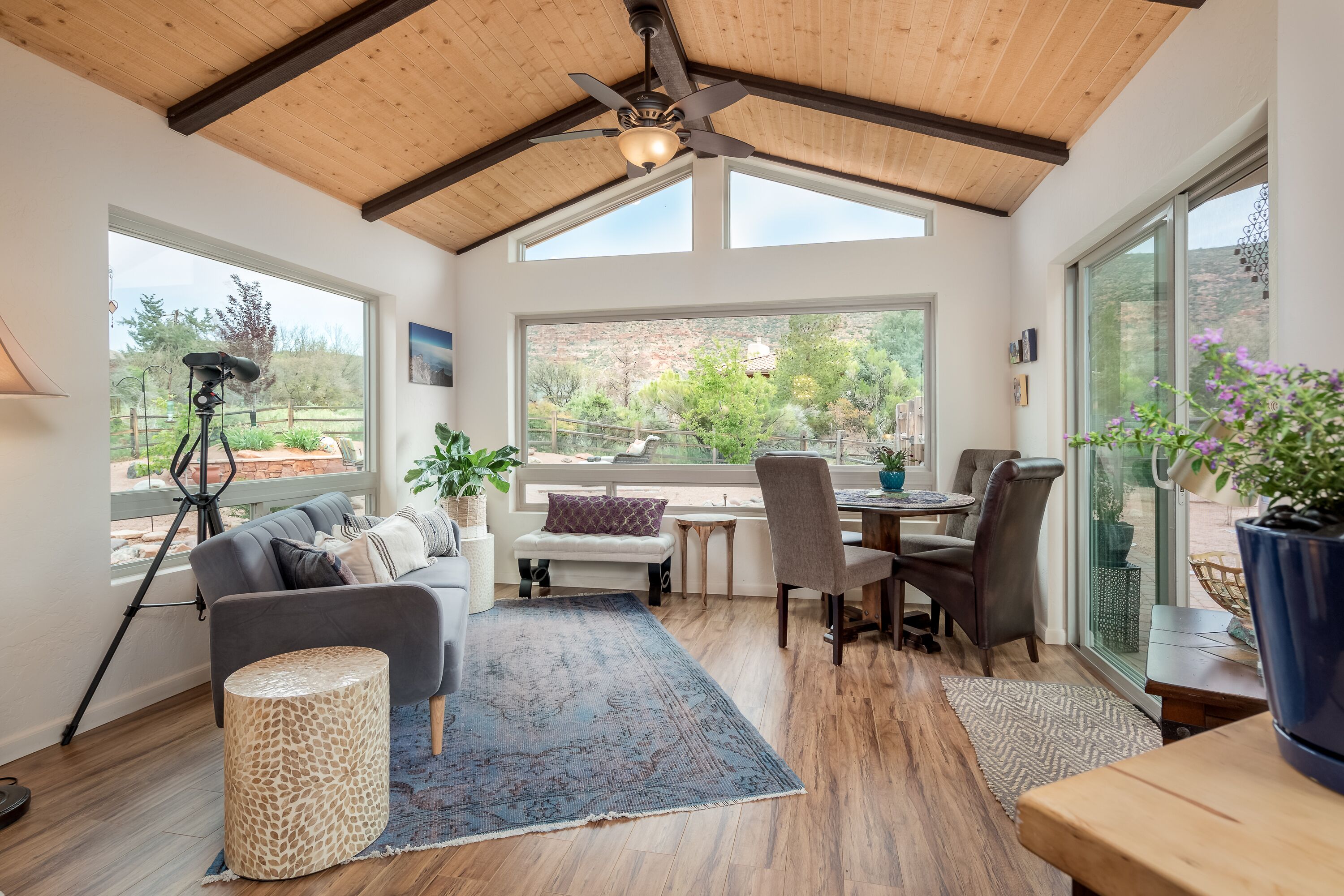 Smart-TV, Kamin, Bücher