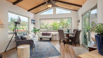 Smart-TV, Kamin, Bücher