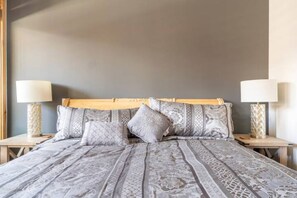 2 slaapkamers, een strijkplank/strijkijzer, reisbedje, gratis wifi