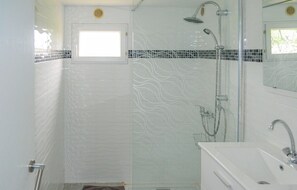 Shower, hair dryer - Pet friendly home in Langon with WiFi (Langon)