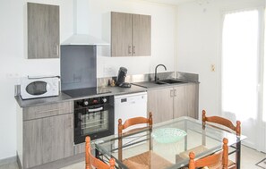 ثلاجة، فرن، موقد طهي مسطح، غسالة أطباق