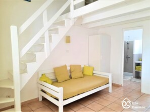 Bungalow dành cho gia đình | Khu phòng khách | TV màn hình phẳng, đồ chơi