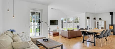 Smart TV, fireplace, stereo