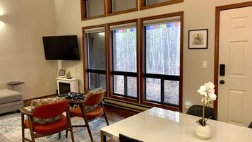 Condo, 2 Bedrooms | Makan dalam bilik