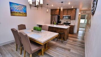 Townhouse, 3 kamar tidur | Makan di kamar