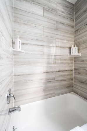 Ensemble douche/baignoire, sĂšche-cheveux, serviettes fournies, savon