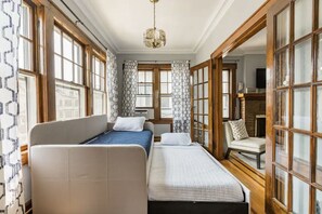 3 chambres, matelas mémoire de forme, bureau, fer et planche à repasser
