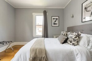 3 Schlafzimmer, Betten mit Memory-Foam-Matratzen, Schreibtisch