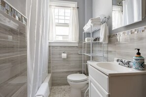 Ensemble douche/baignoire, sĂšche-cheveux, serviettes fournies, savon