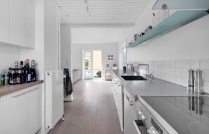 Een koelkast, een kookplaat, een vaatwasser