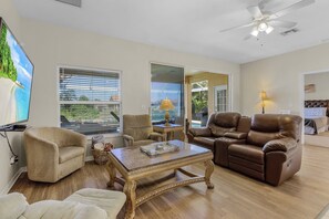 TV - Relax along the canal, kayaks, Sunsets, Heated Pool - Villa Relax & Enjoy - Roelens Vacations (Cape Coral)