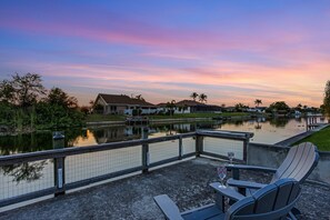 Terrace/patio - Relax along the canal, kayaks, Sunsets, Heated Pool - Villa Relax & Enjoy - Roelens Vacations (Cape Coral)