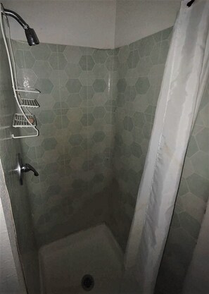 Shower, towels, soap, shampoo - Cozy Cabin in the trees (Soldotna)
