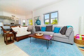 Beachfront Condo | Living area - On The Bay (North Side)