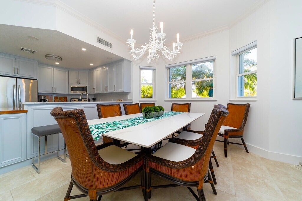Beachfront Condo | Dining room