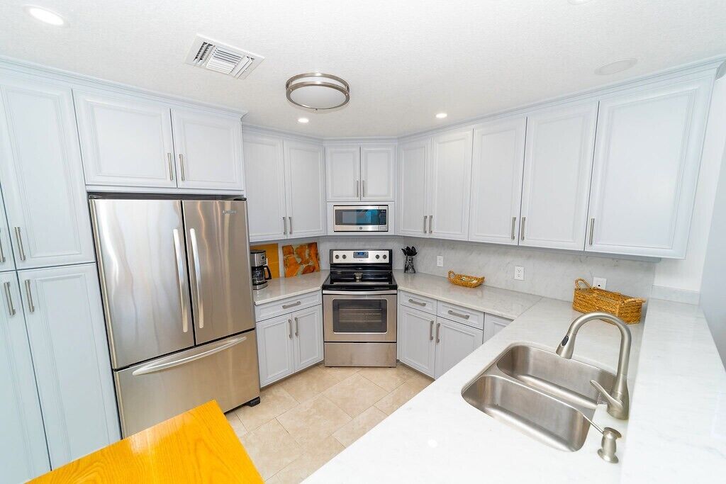 Huoneisto, rantanäköala | Yksityinen keittiö | Täysikokoinen jääkaappi, mikroaaltouuni, uuni, liesi