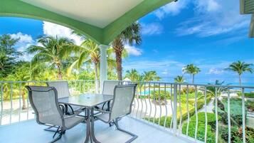 Condo familiar, 3 habitaciones, balcón, vista a la playa | Vista del balcón