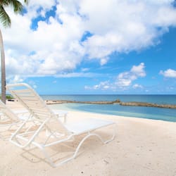 Trên bãi biển, cát trắng, lều miễn phí, ghế dài tắm nắng