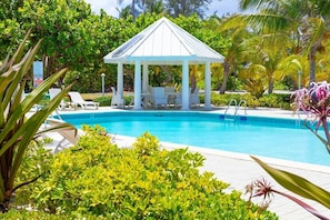 Outdoor pool, free cabanas, pool umbrellas - On The Bay (North Side)