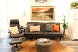 TV, fireplace, books - Ky Lake/Tn River Lake Cabin Wi-Fi 100mps (Camden)