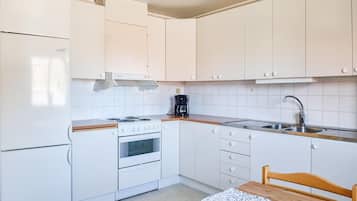 Een koelkast, een oven, een kookplaat, een koffiezetapparaat/waterkoker