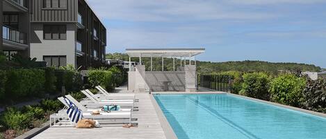 حمّام سباحة مُدفَّأ، بركة سباحة ضيّقة